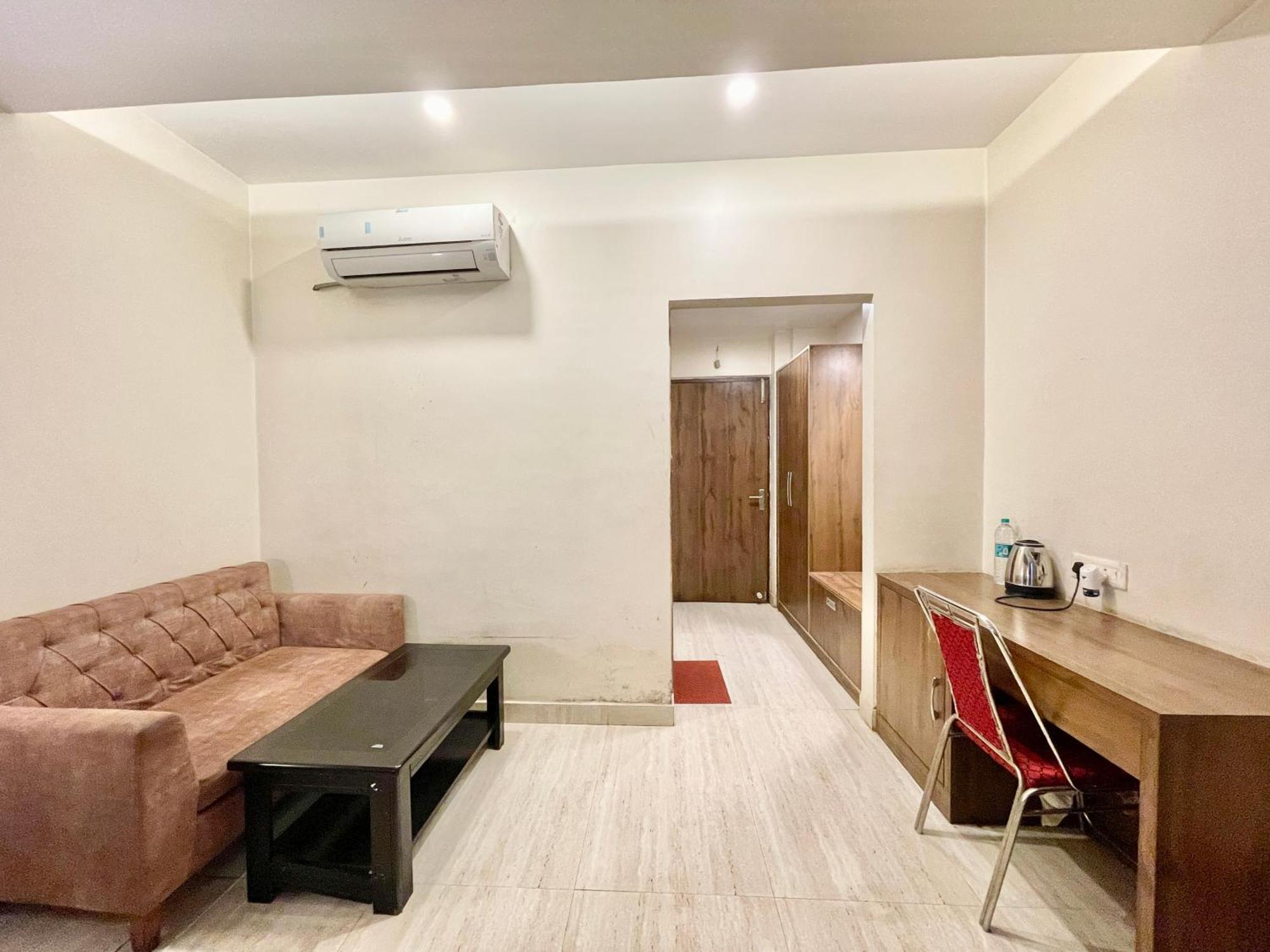 Hotel Rudraksh ! Varanasi !Fully-Air-Conditioned Hotel At Prime Location With Parking Availability, Near Kashi Vishwanath Temple, And Ganga Ghat 2 Экстерьер фото