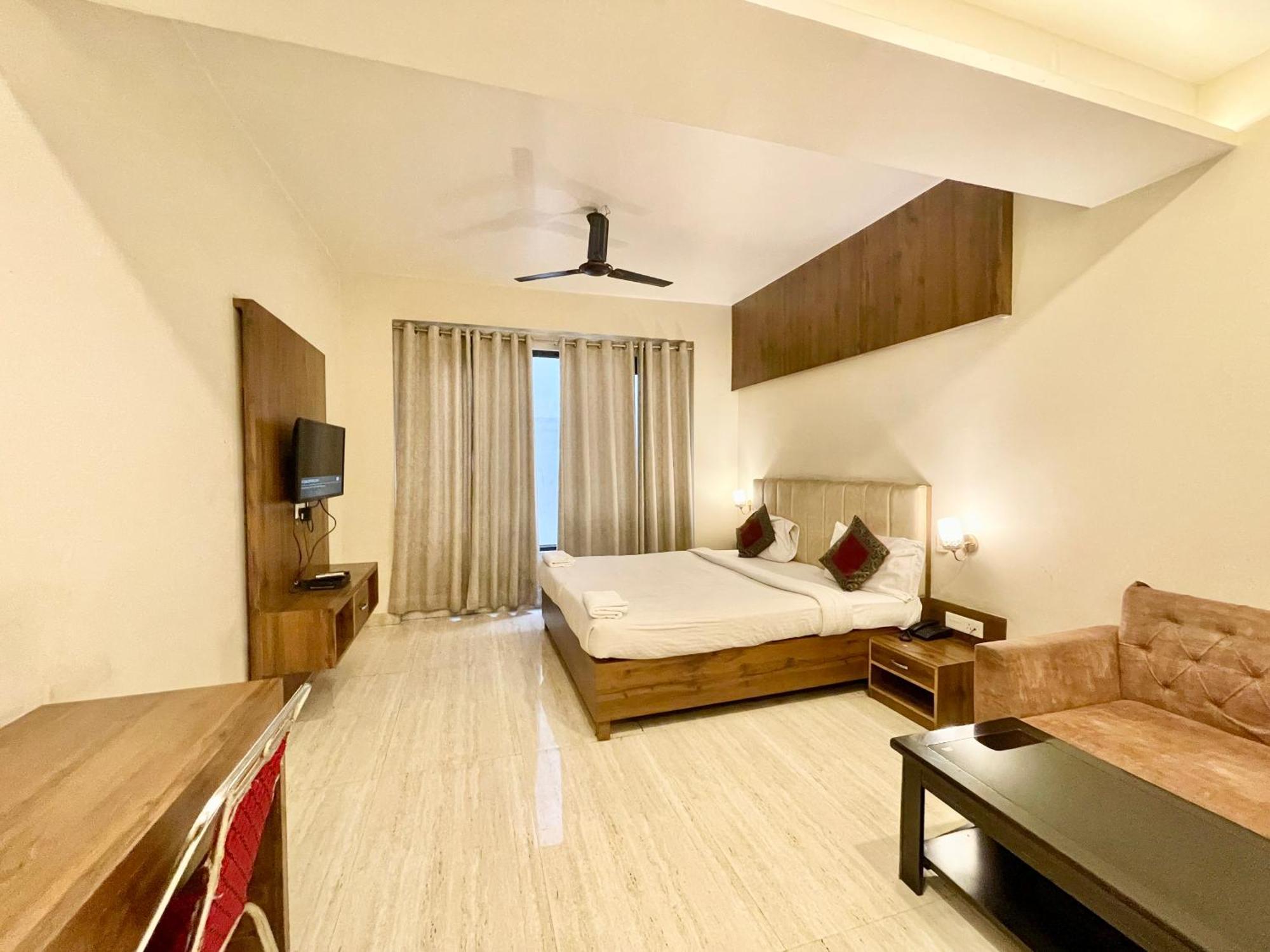 Hotel Rudraksh ! Varanasi !Fully-Air-Conditioned Hotel At Prime Location With Parking Availability, Near Kashi Vishwanath Temple, And Ganga Ghat 2 Экстерьер фото