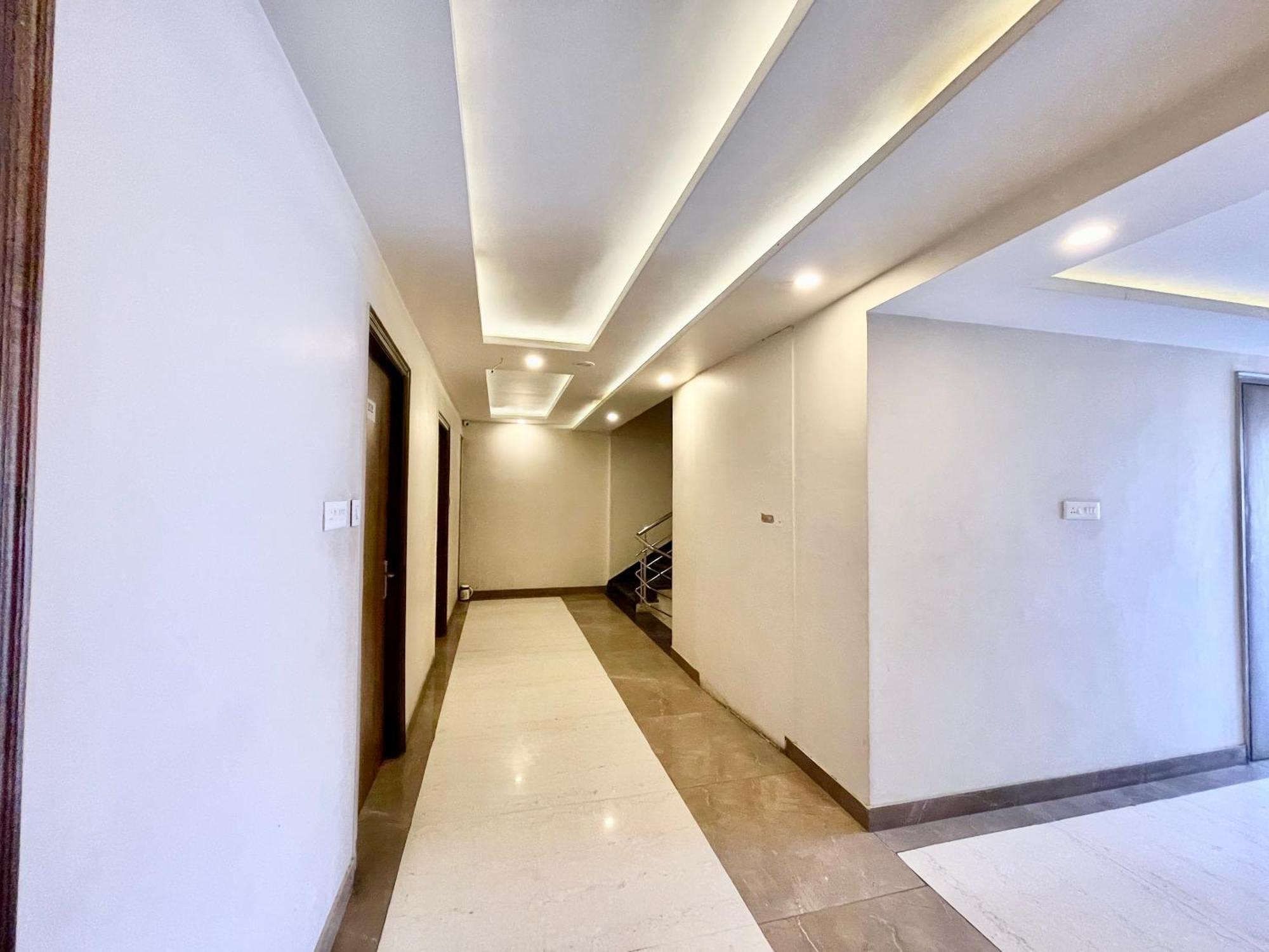 Hotel Rudraksh ! Varanasi !Fully-Air-Conditioned Hotel At Prime Location With Parking Availability, Near Kashi Vishwanath Temple, And Ganga Ghat 2 Экстерьер фото