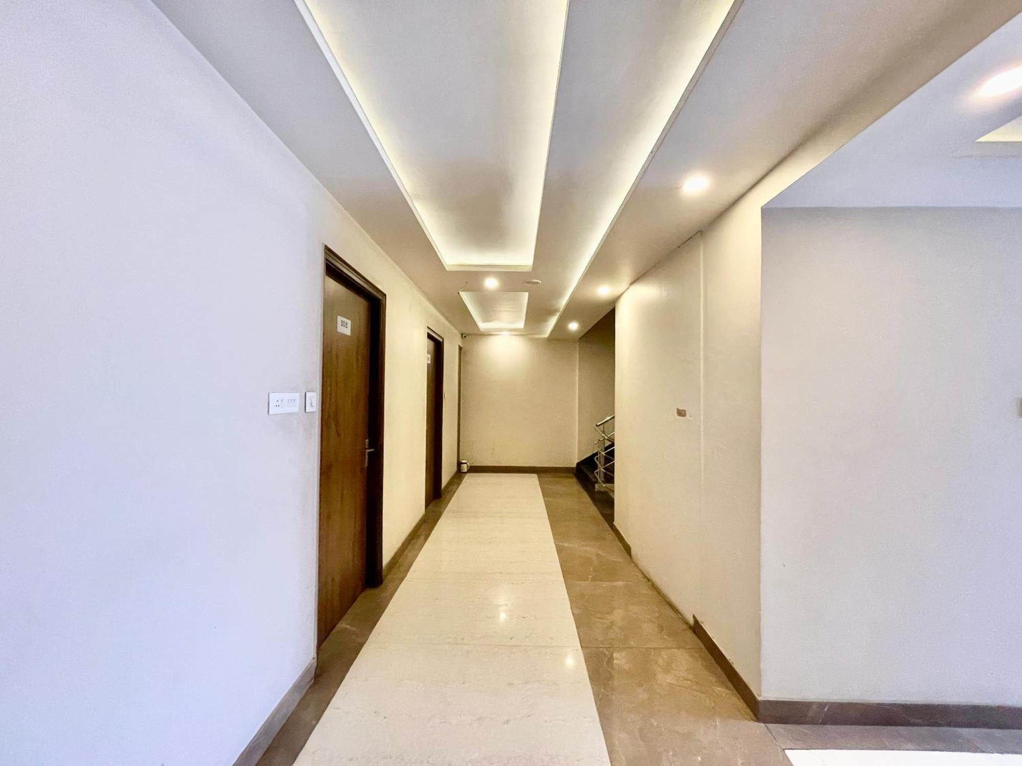 Hotel Rudraksh ! Varanasi !Fully-Air-Conditioned Hotel At Prime Location With Parking Availability, Near Kashi Vishwanath Temple, And Ganga Ghat 2 Экстерьер фото
