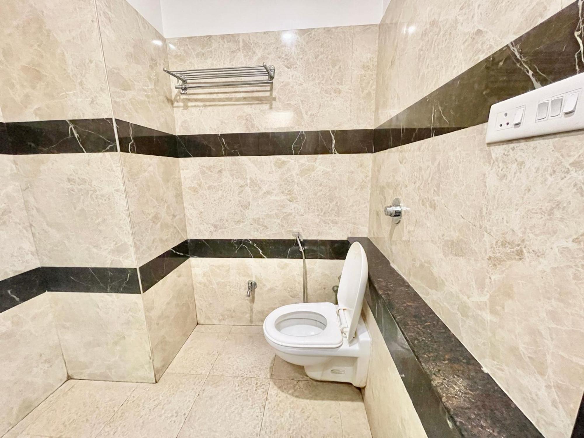 Hotel Rudraksh ! Varanasi !Fully-Air-Conditioned Hotel At Prime Location With Parking Availability, Near Kashi Vishwanath Temple, And Ganga Ghat 2 Экстерьер фото