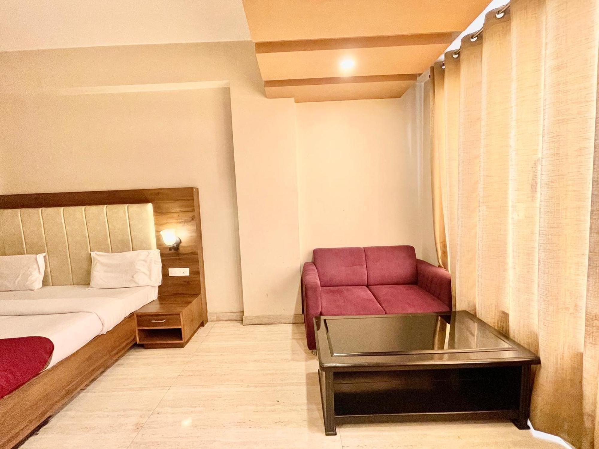 Hotel Rudraksh ! Varanasi !Fully-Air-Conditioned Hotel At Prime Location With Parking Availability, Near Kashi Vishwanath Temple, And Ganga Ghat 2 Экстерьер фото