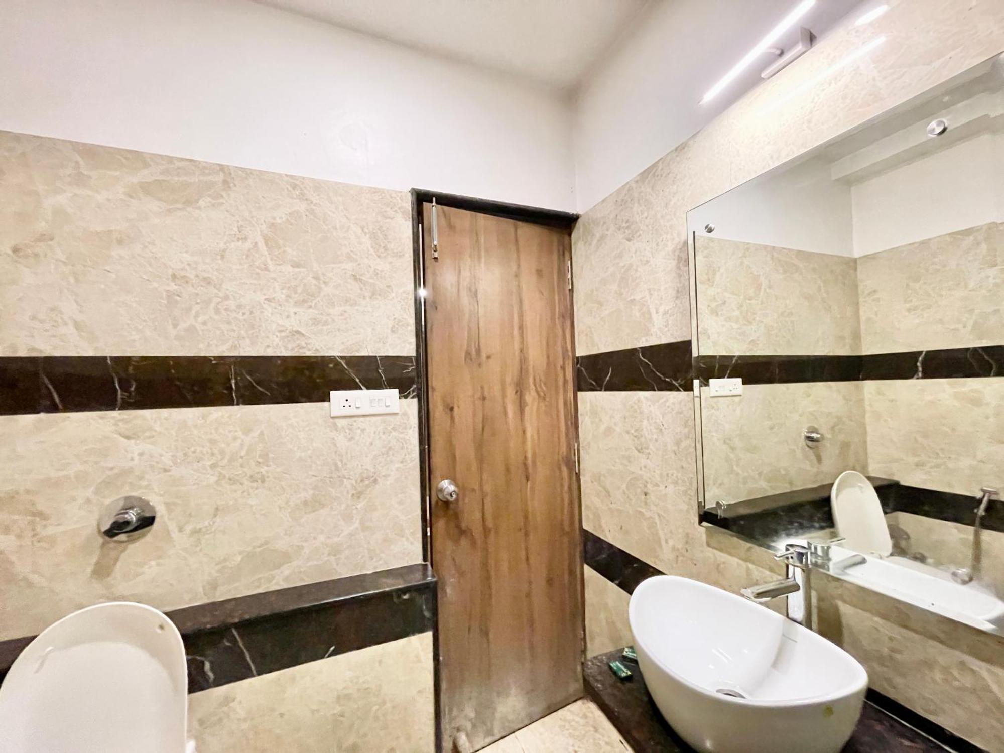 Hotel Rudraksh ! Varanasi !Fully-Air-Conditioned Hotel At Prime Location With Parking Availability, Near Kashi Vishwanath Temple, And Ganga Ghat 2 Экстерьер фото