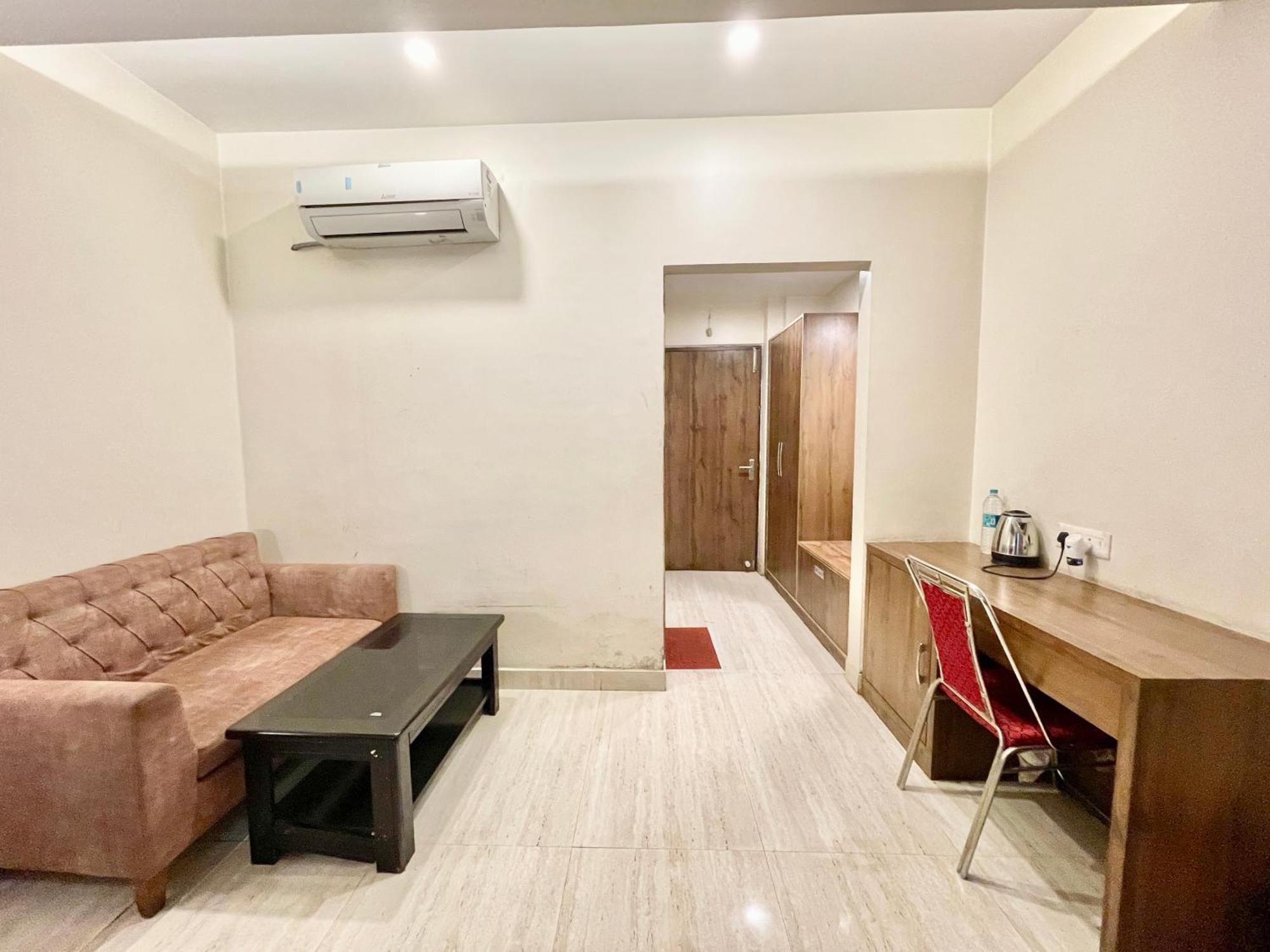 Hotel Rudraksh ! Varanasi !Fully-Air-Conditioned Hotel At Prime Location With Parking Availability, Near Kashi Vishwanath Temple, And Ganga Ghat 2 Экстерьер фото