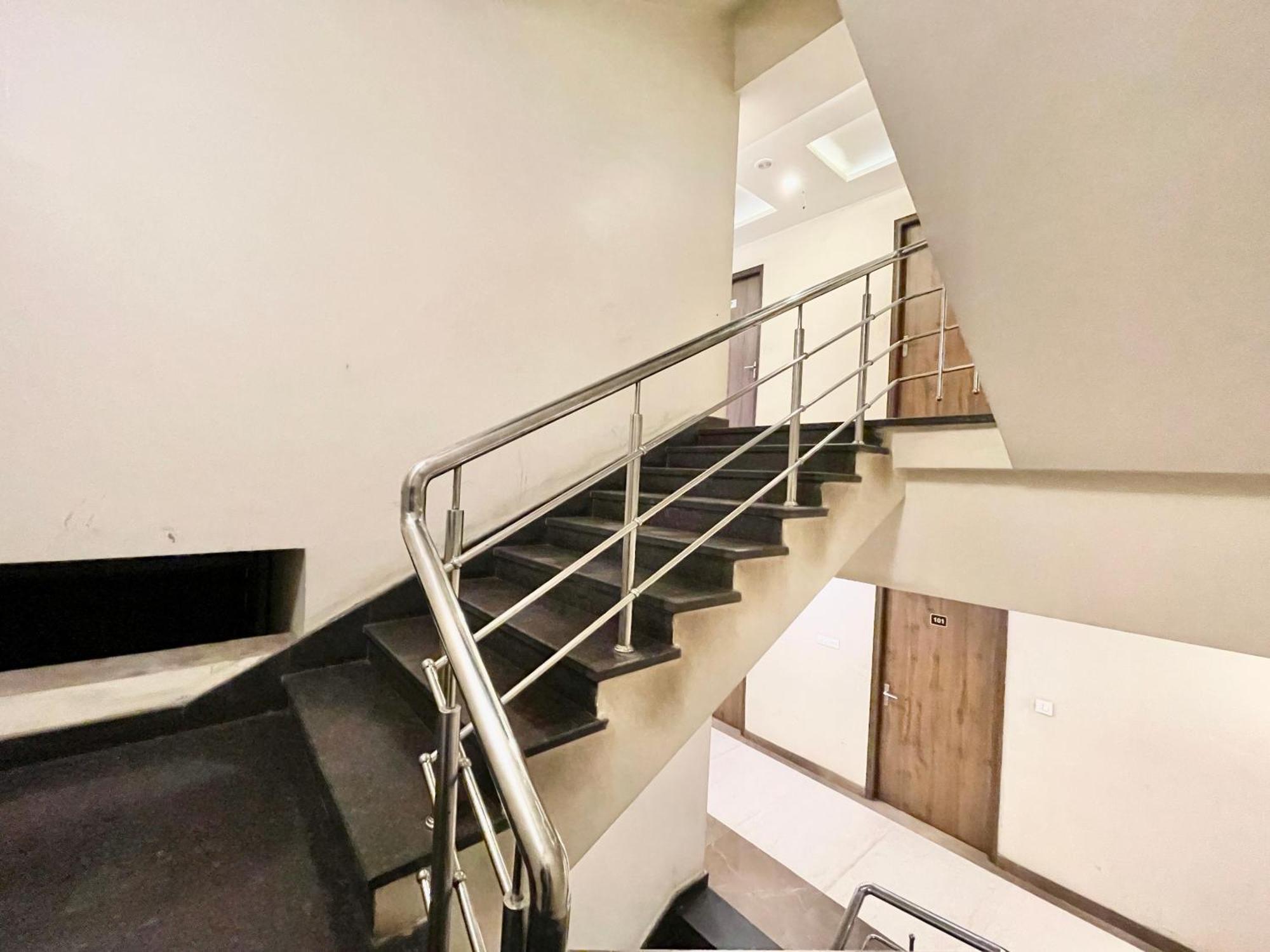 Hotel Rudraksh ! Varanasi !Fully-Air-Conditioned Hotel At Prime Location With Parking Availability, Near Kashi Vishwanath Temple, And Ganga Ghat 2 Экстерьер фото