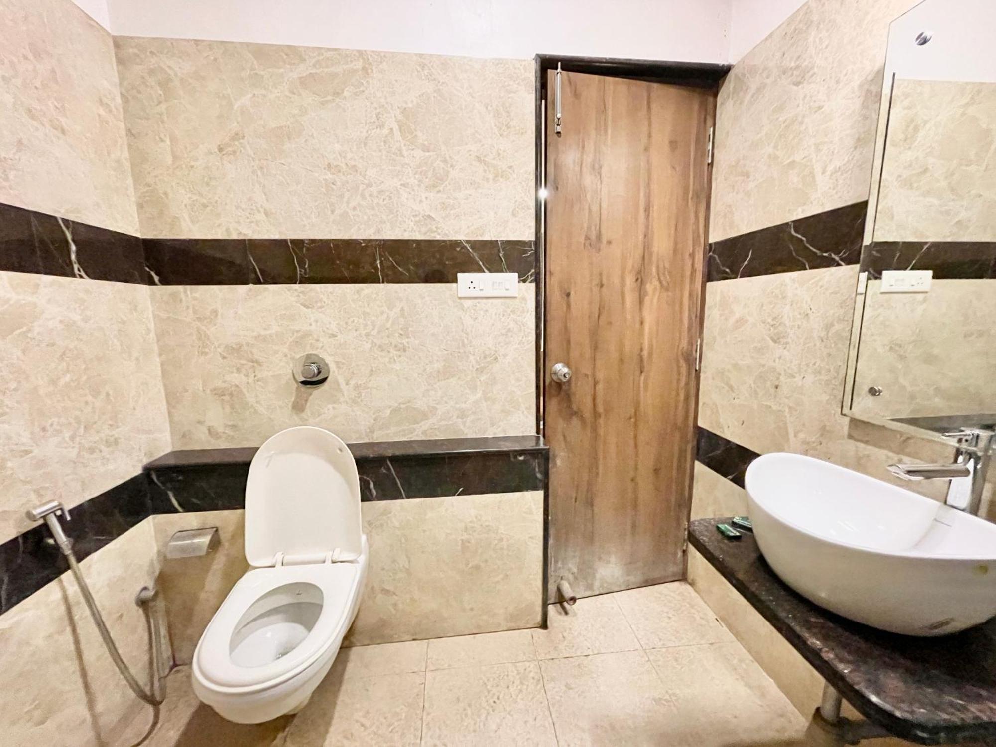 Hotel Rudraksh ! Varanasi !Fully-Air-Conditioned Hotel At Prime Location With Parking Availability, Near Kashi Vishwanath Temple, And Ganga Ghat 2 Экстерьер фото