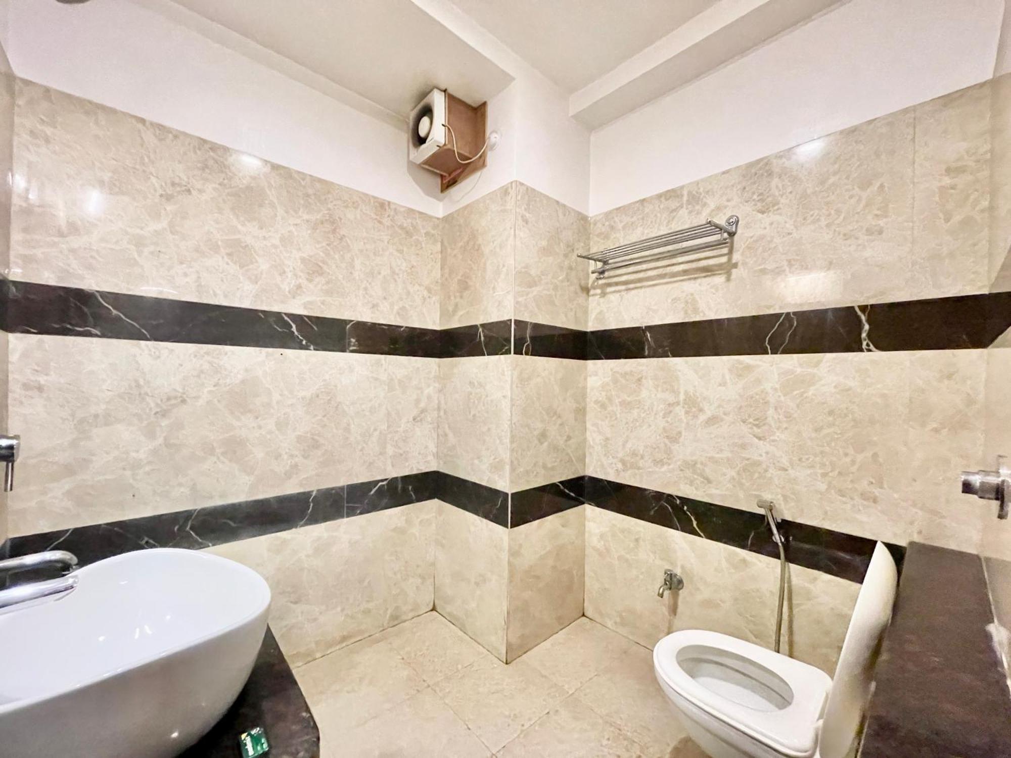 Hotel Rudraksh ! Varanasi !Fully-Air-Conditioned Hotel At Prime Location With Parking Availability, Near Kashi Vishwanath Temple, And Ganga Ghat 2 Экстерьер фото
