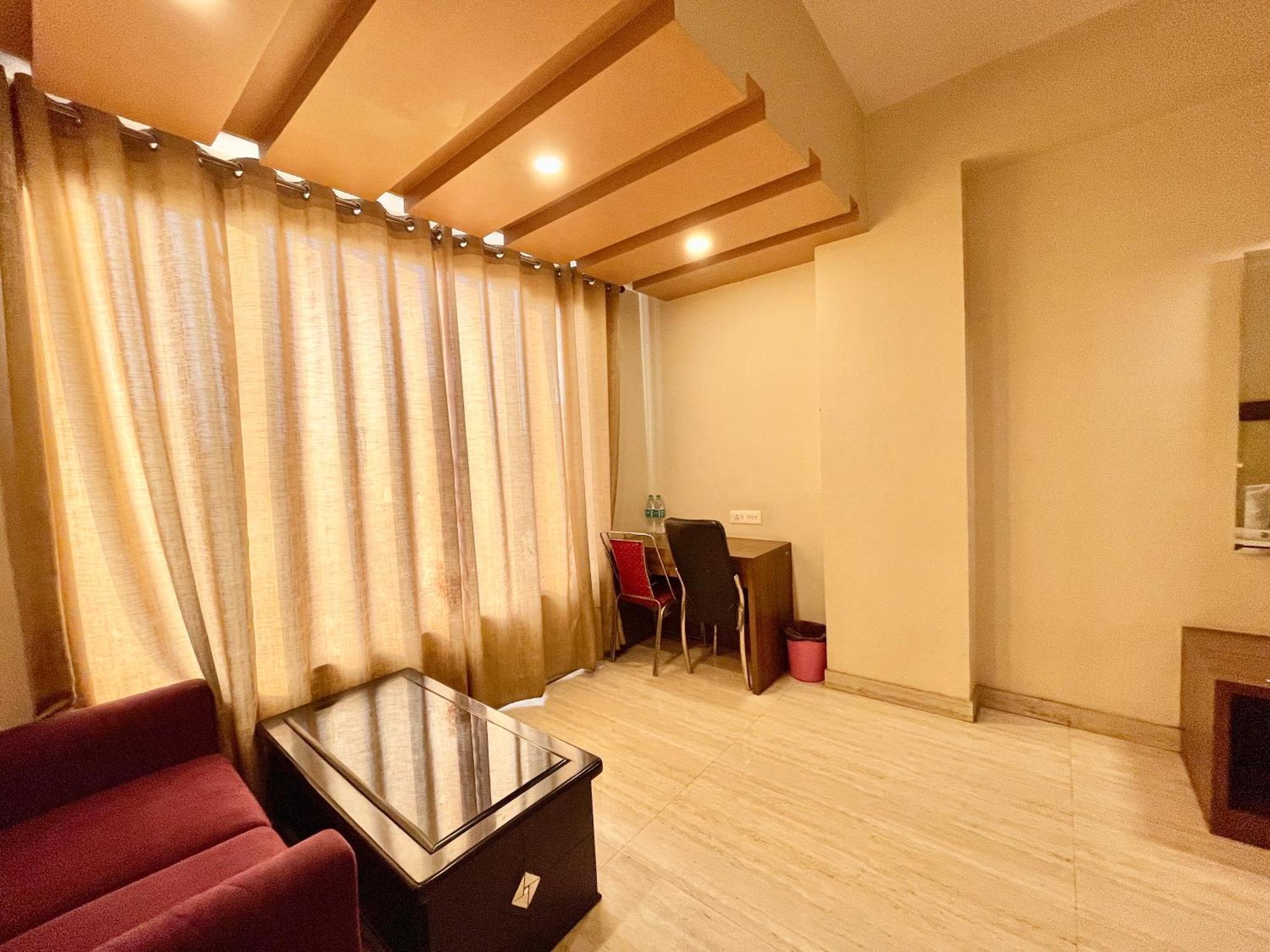 Hotel Rudraksh ! Varanasi !Fully-Air-Conditioned Hotel At Prime Location With Parking Availability, Near Kashi Vishwanath Temple, And Ganga Ghat 2 Экстерьер фото