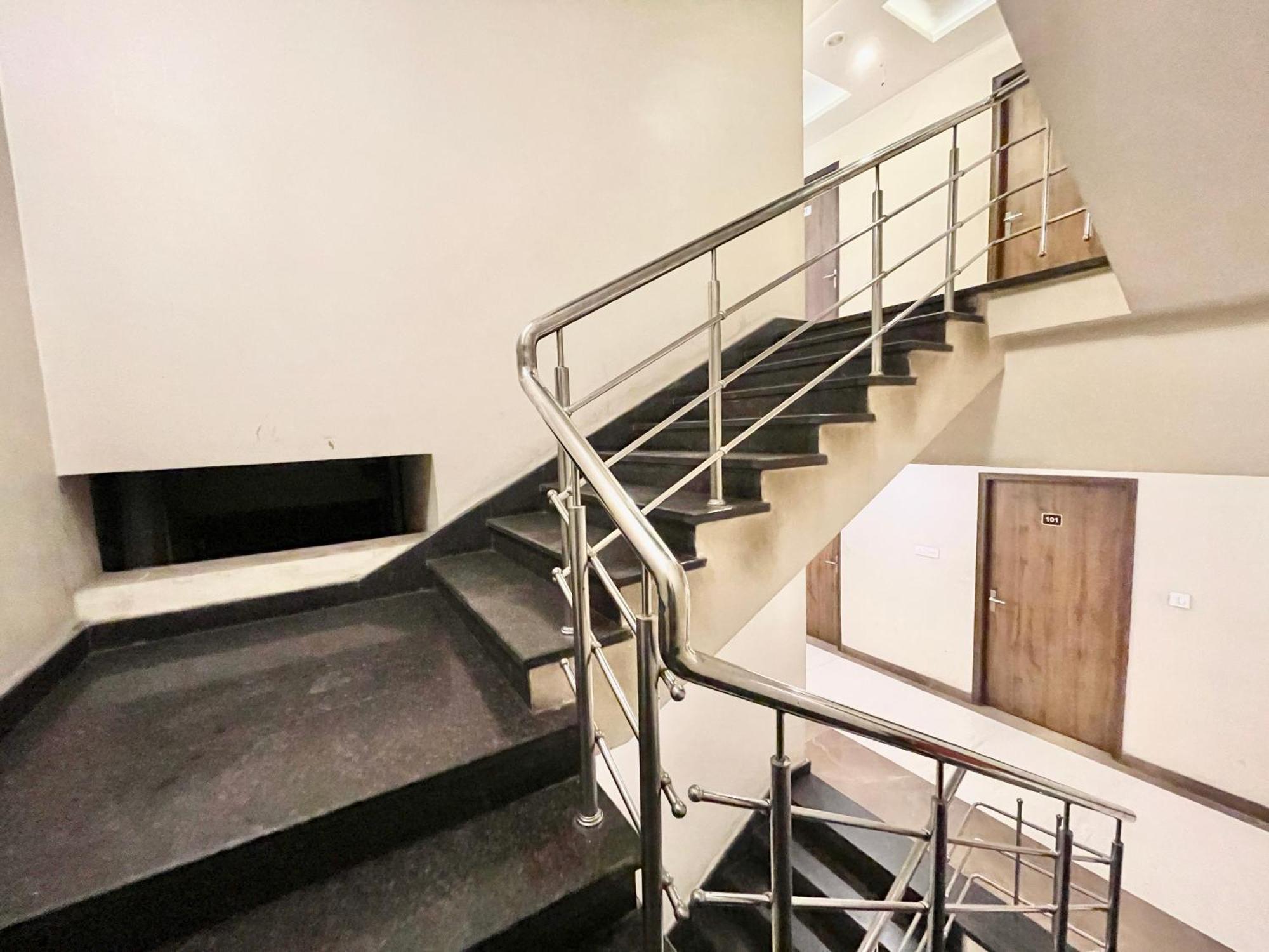 Hotel Rudraksh ! Varanasi !Fully-Air-Conditioned Hotel At Prime Location With Parking Availability, Near Kashi Vishwanath Temple, And Ganga Ghat 2 Экстерьер фото