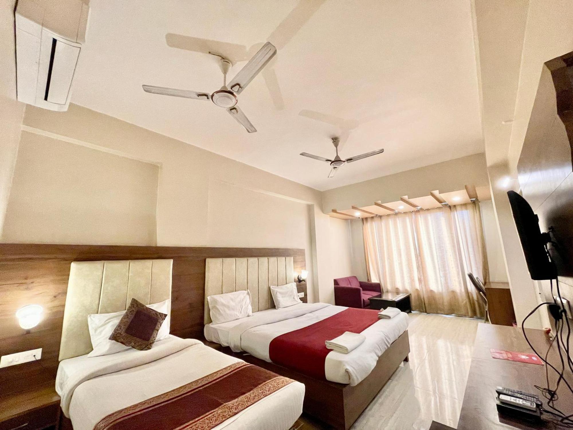 Hotel Rudraksh ! Varanasi !Fully-Air-Conditioned Hotel At Prime Location With Parking Availability, Near Kashi Vishwanath Temple, And Ganga Ghat 2 Экстерьер фото