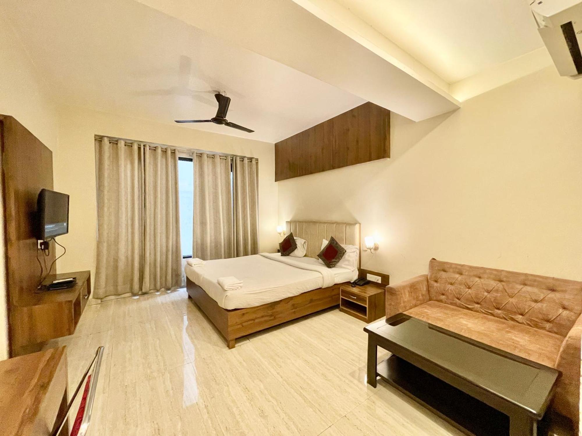 Hotel Rudraksh ! Varanasi !Fully-Air-Conditioned Hotel At Prime Location With Parking Availability, Near Kashi Vishwanath Temple, And Ganga Ghat 2 Экстерьер фото