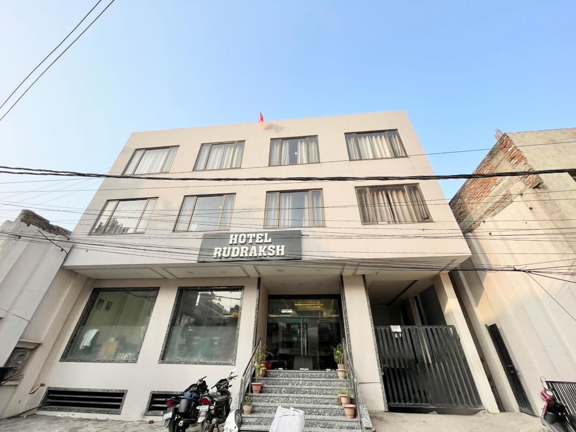 Hotel Rudraksh ! Varanasi !Fully-Air-Conditioned Hotel At Prime Location With Parking Availability, Near Kashi Vishwanath Temple, And Ganga Ghat 2 Экстерьер фото