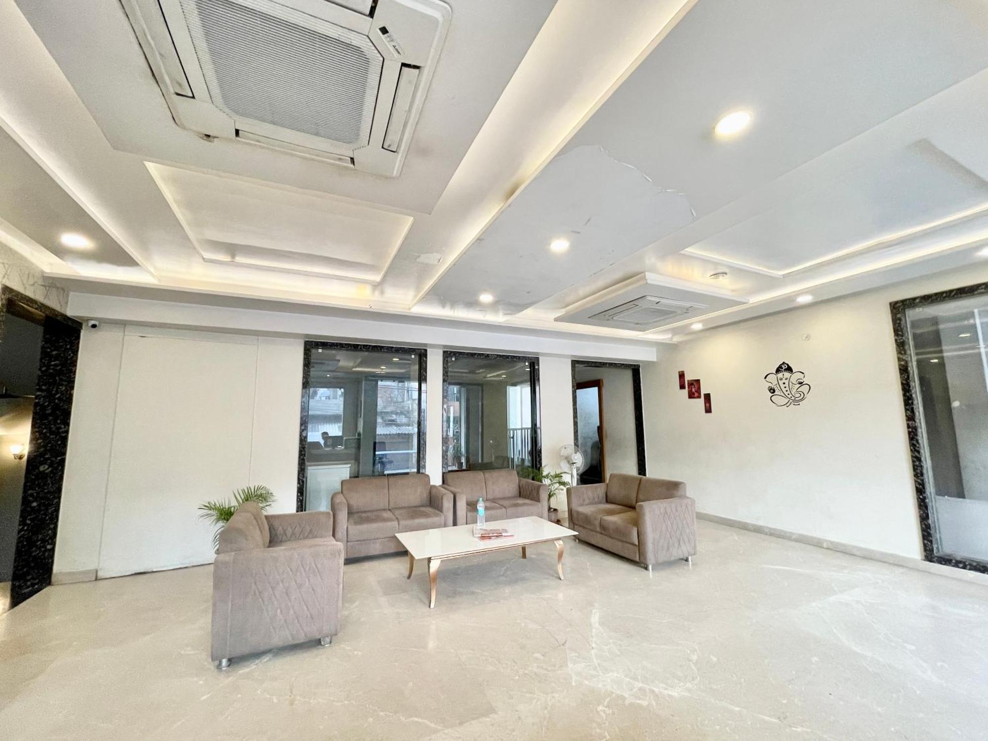 Hotel Rudraksh ! Varanasi !Fully-Air-Conditioned Hotel At Prime Location With Parking Availability, Near Kashi Vishwanath Temple, And Ganga Ghat 2 Экстерьер фото