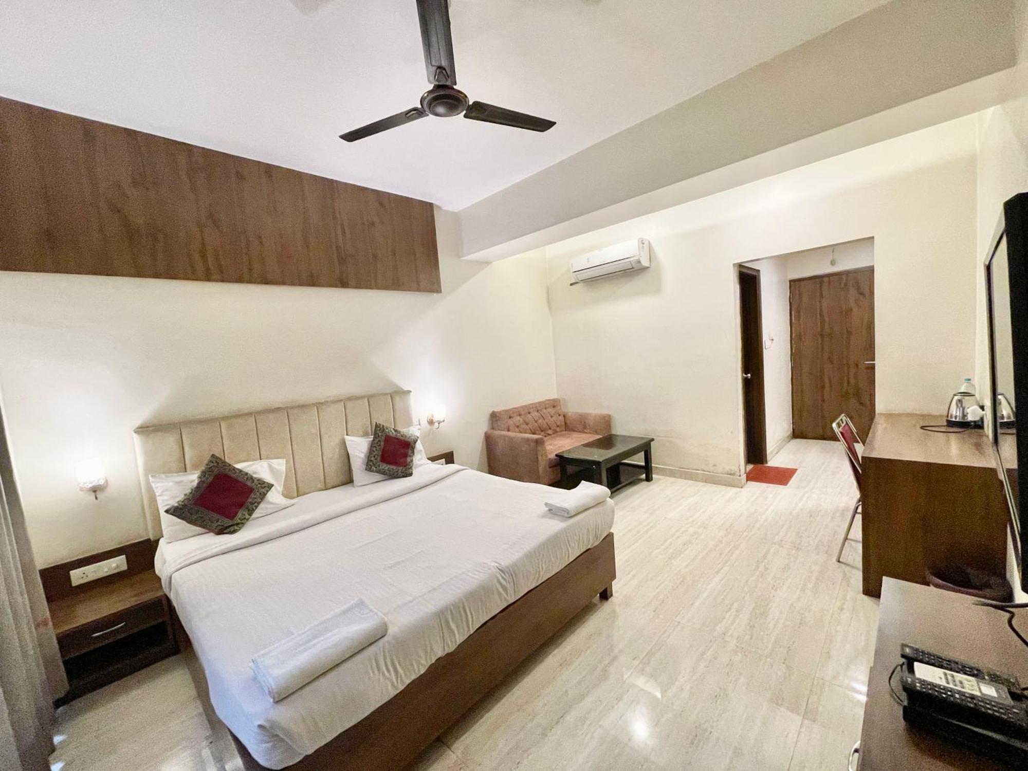 Hotel Rudraksh ! Varanasi !Fully-Air-Conditioned Hotel At Prime Location With Parking Availability, Near Kashi Vishwanath Temple, And Ganga Ghat 2 Экстерьер фото