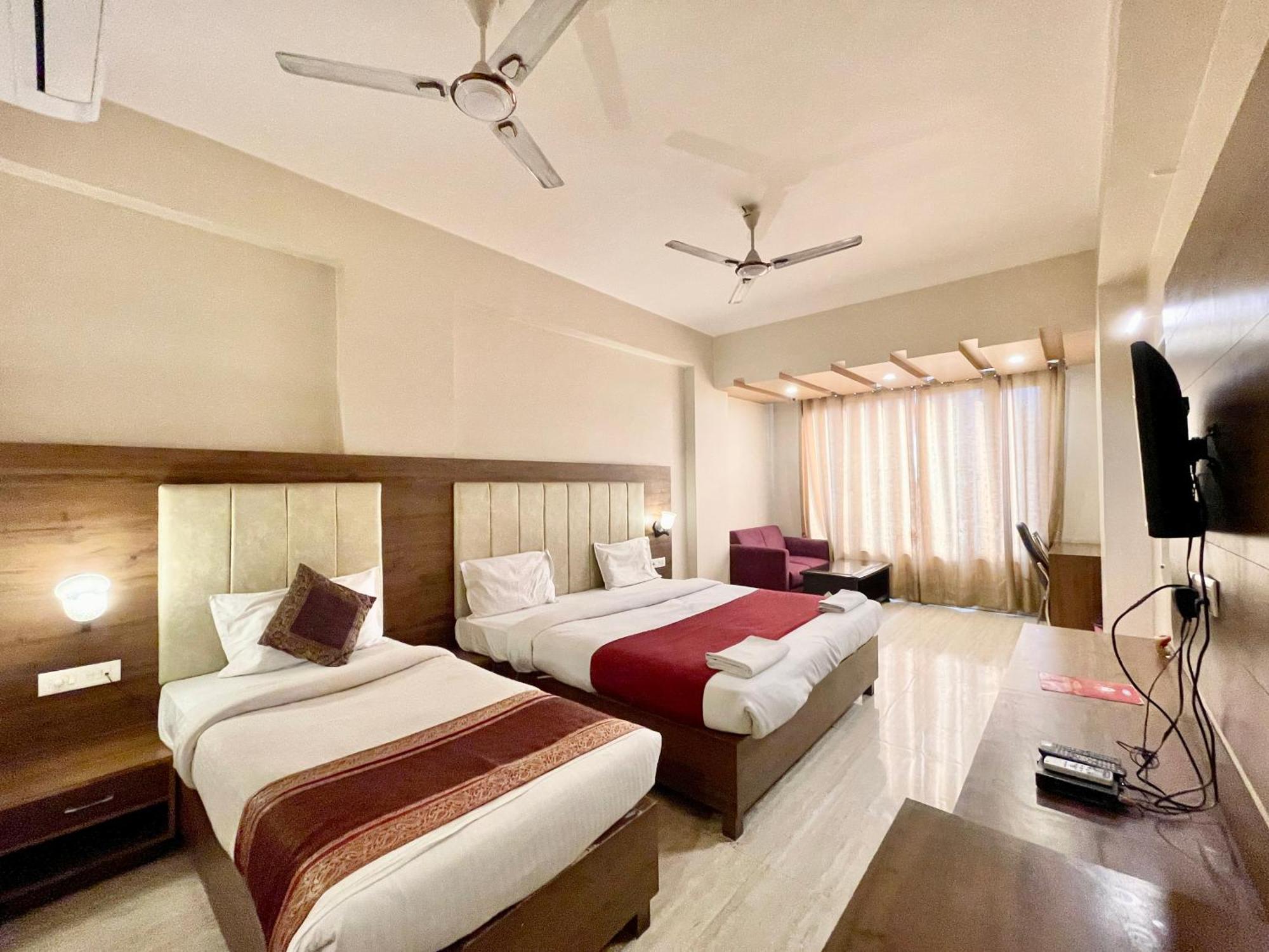 Hotel Rudraksh ! Varanasi !Fully-Air-Conditioned Hotel At Prime Location With Parking Availability, Near Kashi Vishwanath Temple, And Ganga Ghat 2 Экстерьер фото