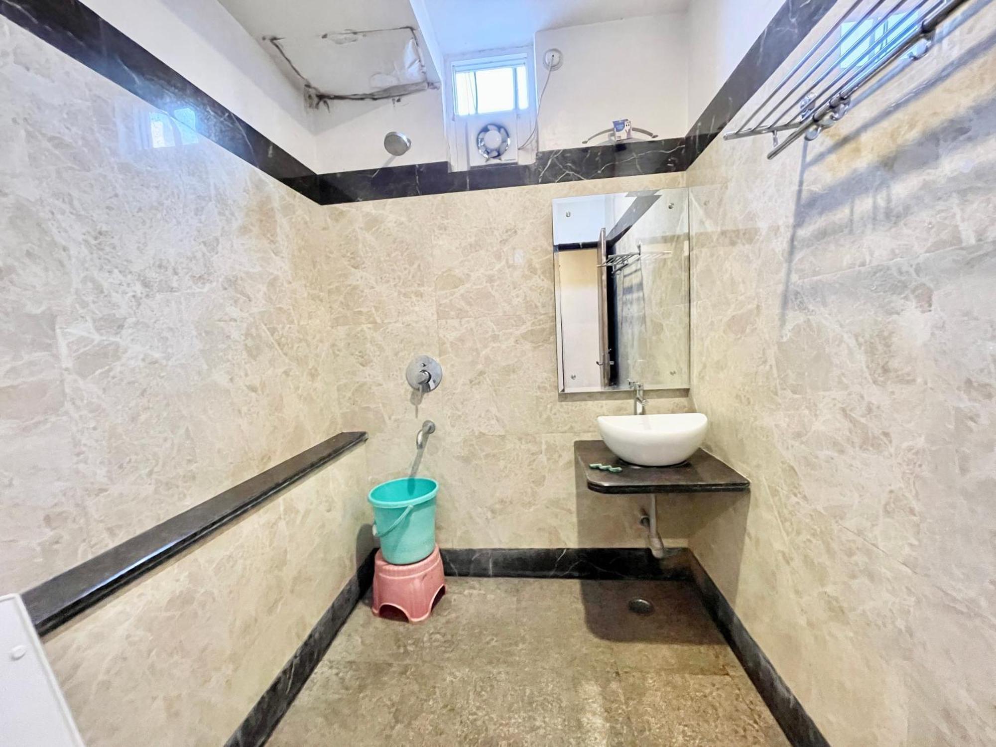 Hotel Rudraksh ! Varanasi !Fully-Air-Conditioned Hotel At Prime Location With Parking Availability, Near Kashi Vishwanath Temple, And Ganga Ghat 2 Экстерьер фото