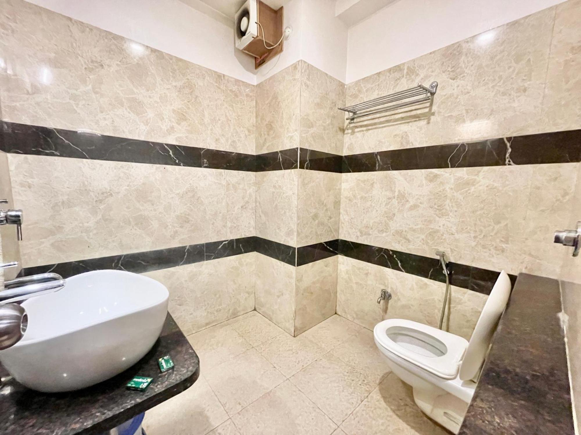Hotel Rudraksh ! Varanasi !Fully-Air-Conditioned Hotel At Prime Location With Parking Availability, Near Kashi Vishwanath Temple, And Ganga Ghat 2 Экстерьер фото