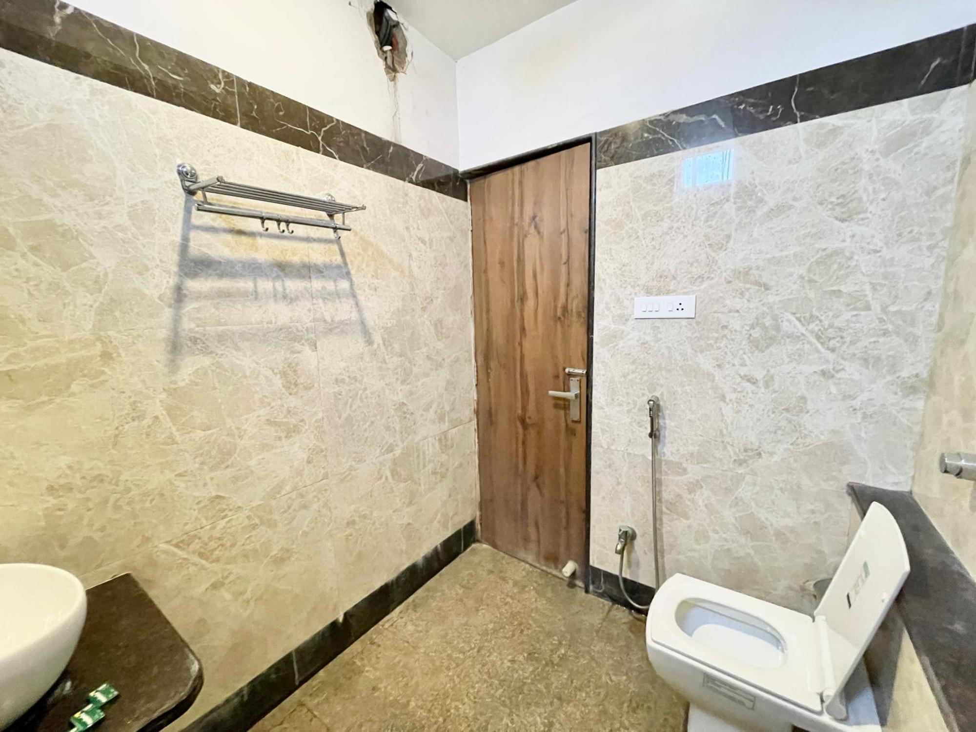 Hotel Rudraksh ! Varanasi !Fully-Air-Conditioned Hotel At Prime Location With Parking Availability, Near Kashi Vishwanath Temple, And Ganga Ghat 2 Экстерьер фото