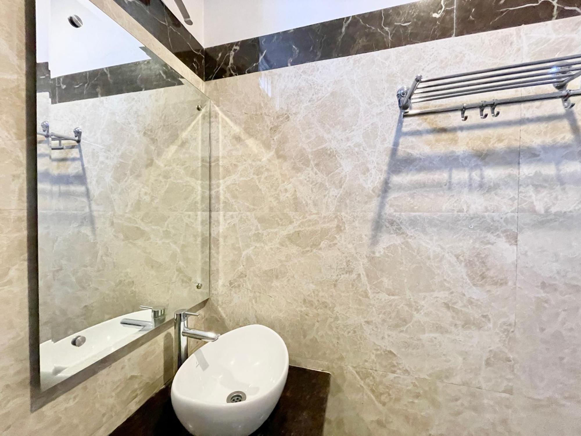 Hotel Rudraksh ! Varanasi !Fully-Air-Conditioned Hotel At Prime Location With Parking Availability, Near Kashi Vishwanath Temple, And Ganga Ghat 2 Экстерьер фото