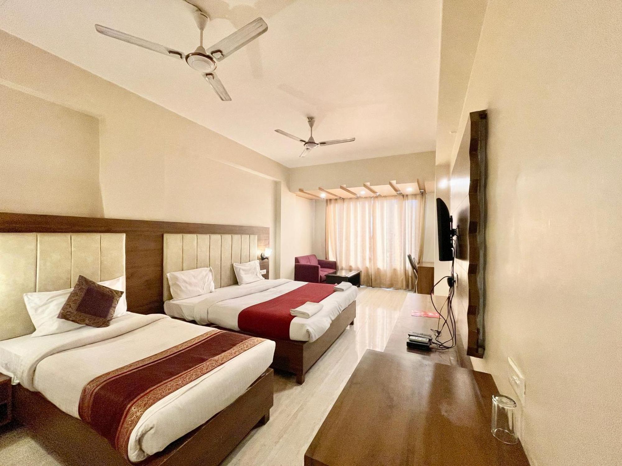 Hotel Rudraksh ! Varanasi !Fully-Air-Conditioned Hotel At Prime Location With Parking Availability, Near Kashi Vishwanath Temple, And Ganga Ghat 2 Экстерьер фото